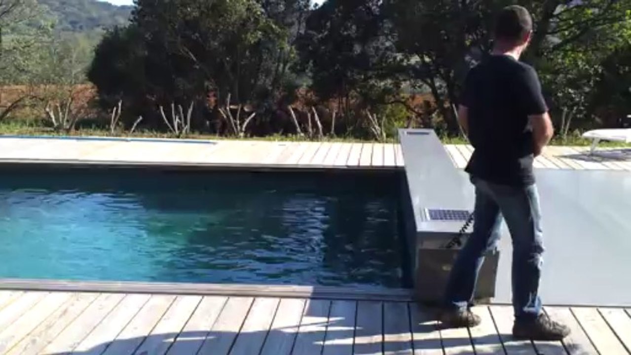 Manipulation facile d'une couverture de piscine Coverseal sur plage en bois