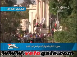 انصار الاخوان يعتلون سور قصر القبة