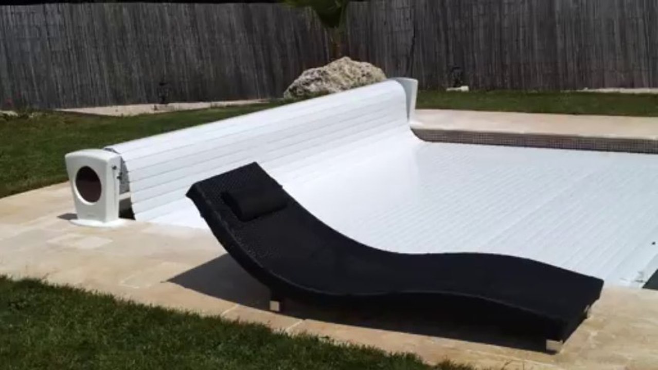 Ouverture de piscine avec un volet hors sol Del Moon solaire
