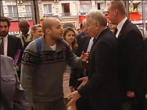 Ayrault interpellé par un jeune: Entourez-vous de gens compétents! - 25/10
