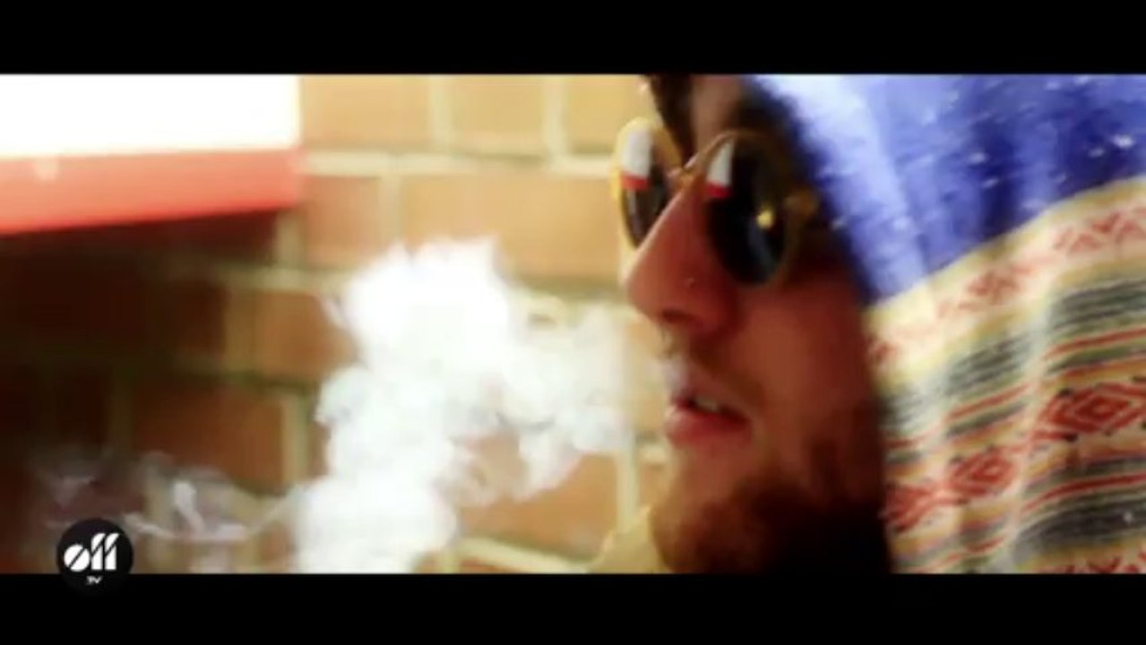 Mac Miller pose un freestyle dans les coulisses de son concert à Bercy