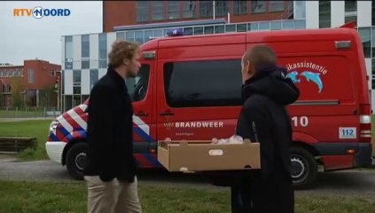 Auto in Winschoterdiep na vergeten handrem - RTV Noord