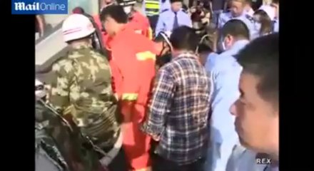 En video: Pareja sobrevivie tras ser aplastada por un camión