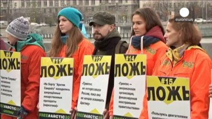 Greenpeace: sospeso alla torre Eiffel per chiedere...