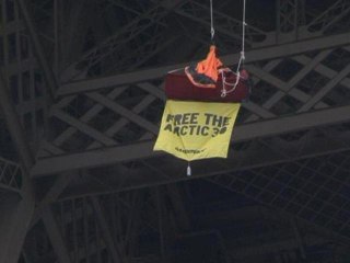 Greenpeace lance une action spectaculaire sur la Tour Eiffel - 26/10