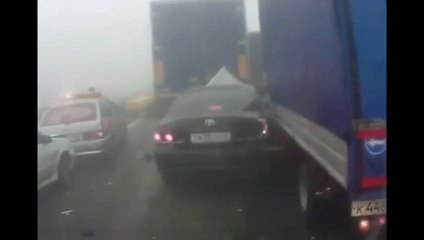 Gros carambolage sur une autoroute russe... Merci le brouillard!