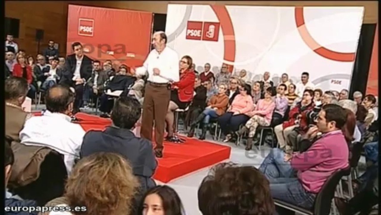 Rubalcaba pide a Rajoy "respeto" para los pensionistas
