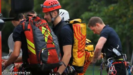 Un activista de Greenpeace se cuelga de la Torre Eiffel