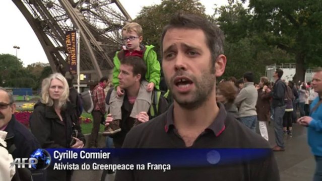 Ato na Torre Eiffel para libertação de ativistas do Greenpeace