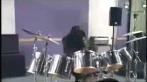Scimmia che suona una batteria