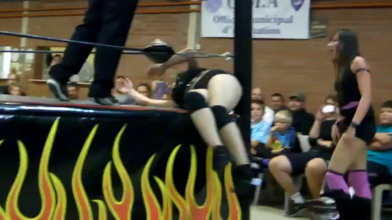 Gala de catch à Oye Plage (62) Match Morgane Vs Danna