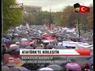 Milyonlar Anıtkabir'e yürüyor, barikatlar yıkılıyor