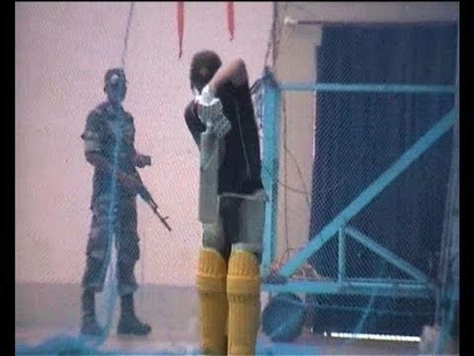 Australian players practice hard despite rain