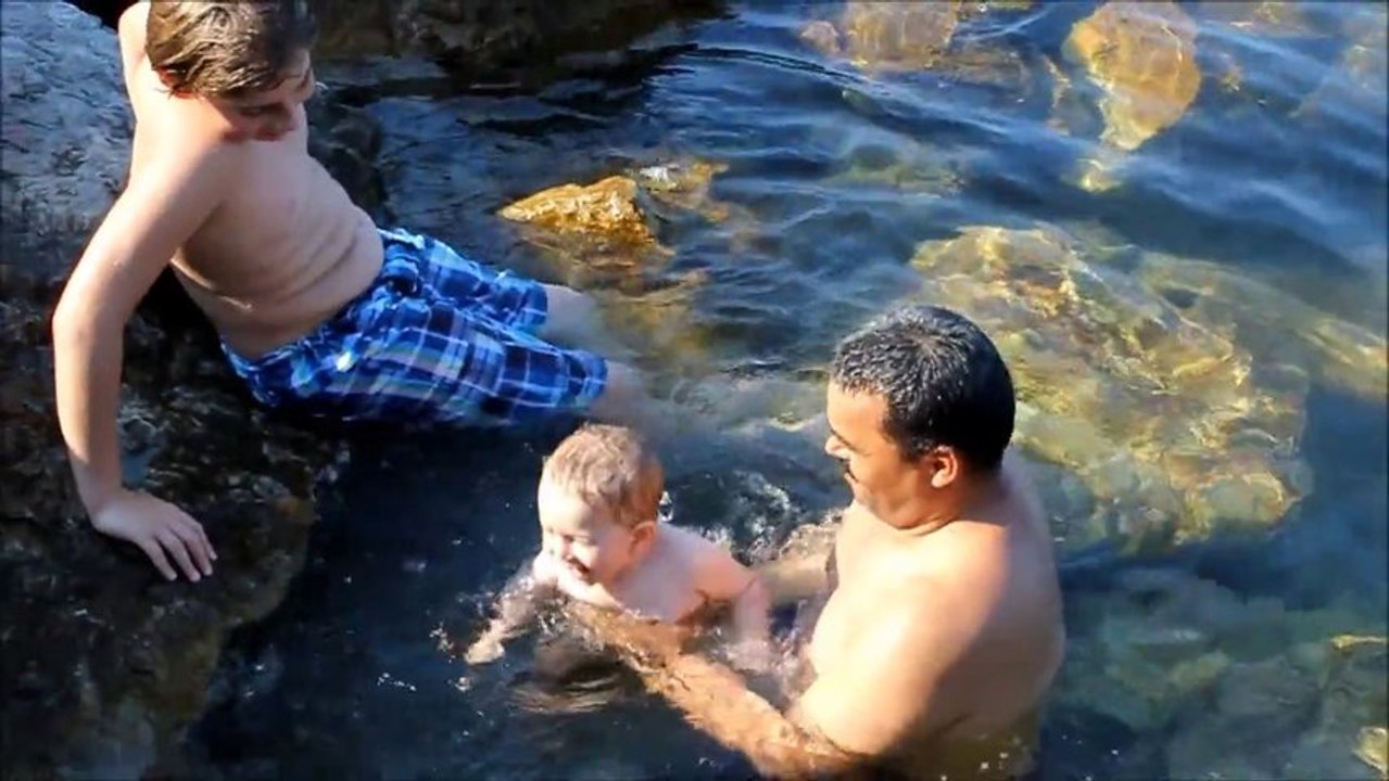 Ahmet Sühan Denize girerken.