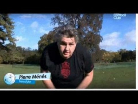 Pierre Ménès a relevé le défi de Patrice Evra et fait les 8 jongles (10 même)