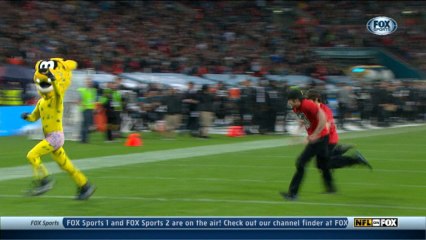 WK 8 Can't-Miss Play: Streaker in London!