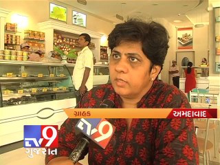 Скачать видео: Ahmedabad Food & Drugs department raids Gwalia sweets on customer's complain -Tv9 Gujarat