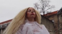 Lady Gaga exprime son art sur le Mur de Berlin
