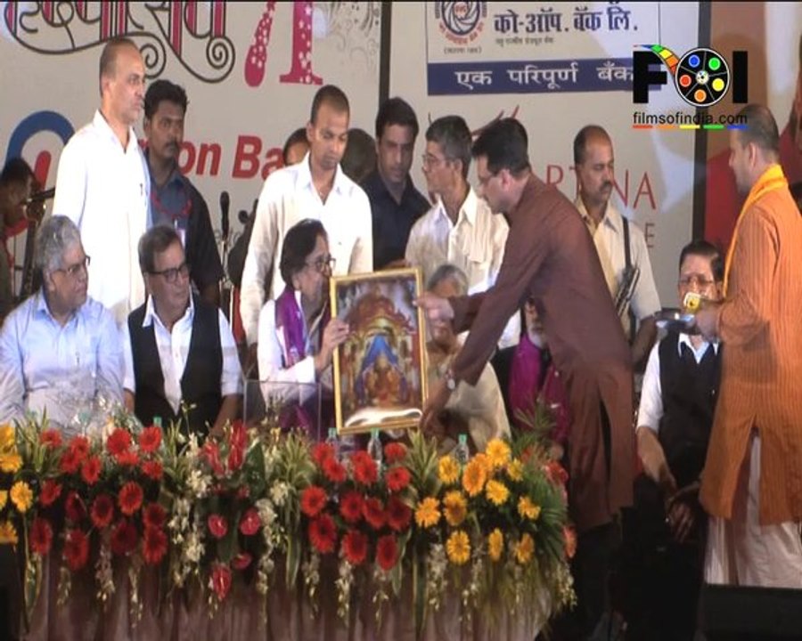 Amitabh Bachchan Recevies Hridaynath Mangeshkar Award