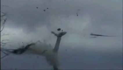 Éolienne détruite pendant une tempête violente.
