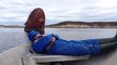 Réveiller en surprise un homme endormi sur un bateau