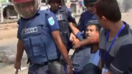 Bangladesh protests: Fires lit during clashes with police