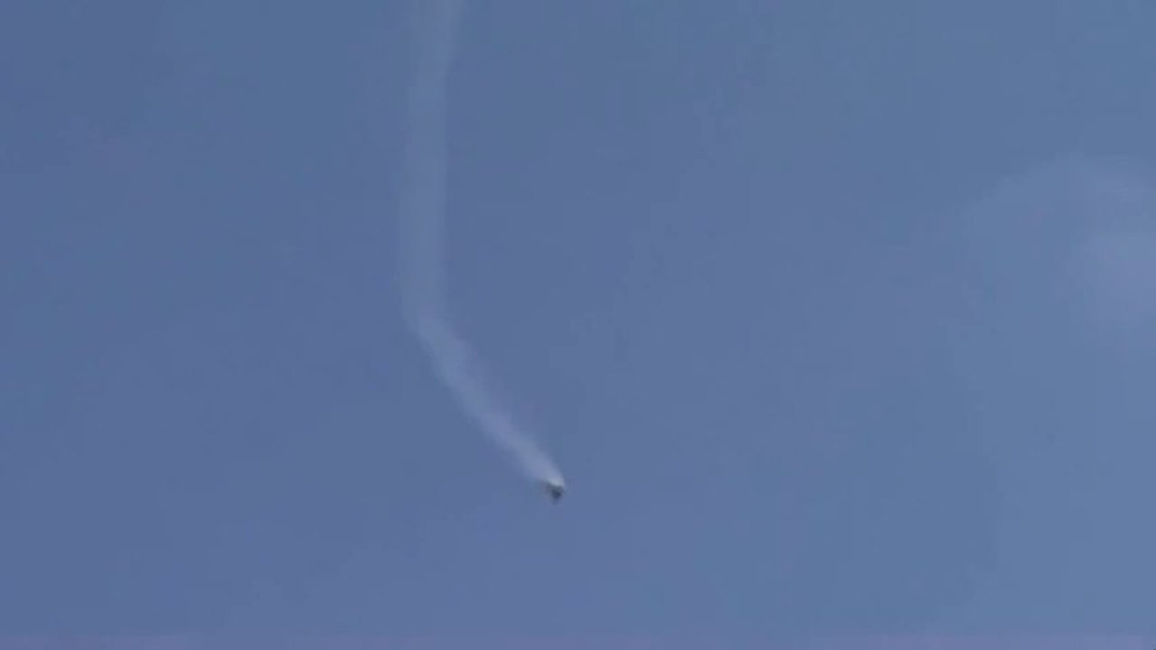 Un hélicoptère Syrien abattu en plein vol. Explosion Violente.