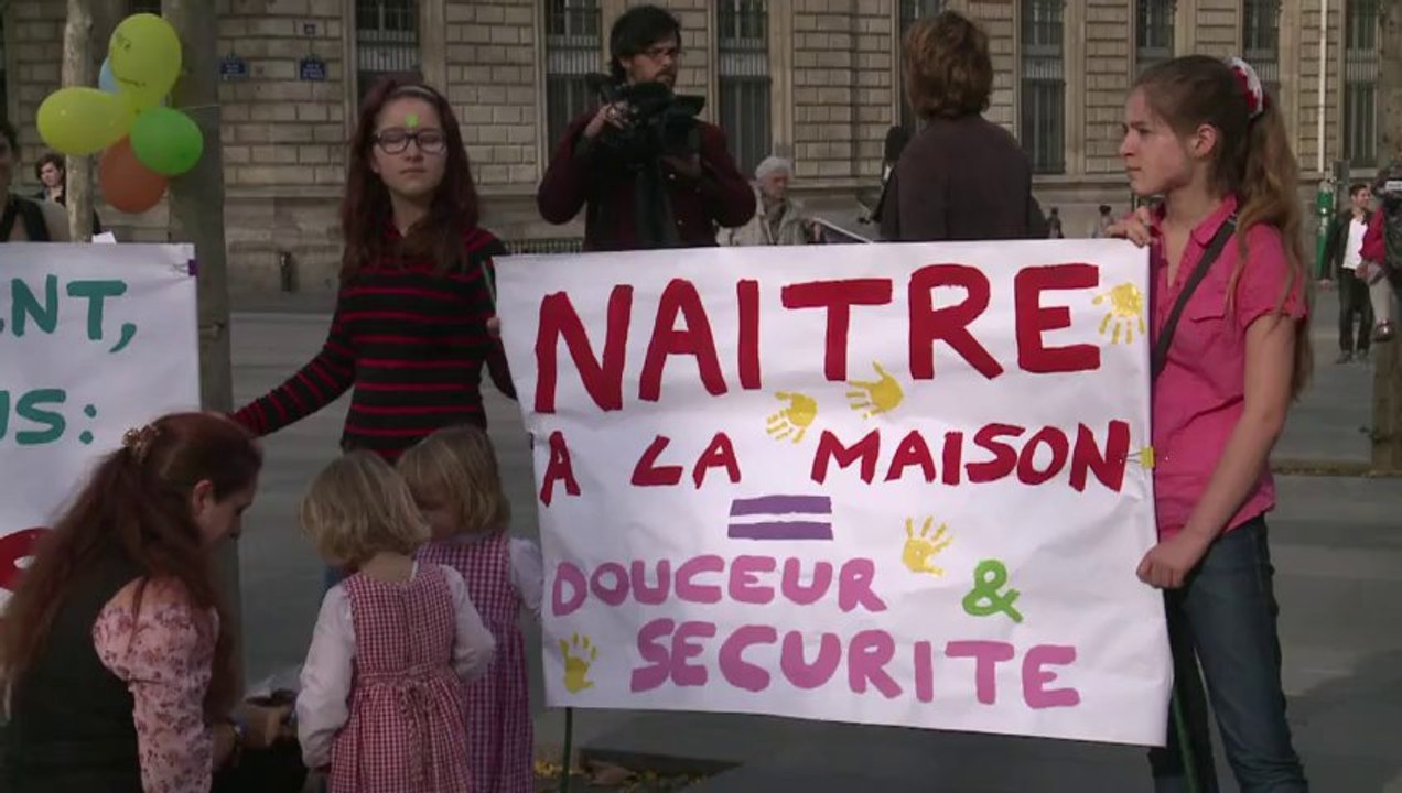 Rassemblement à Paris pour défendre l'accouchement à domicile