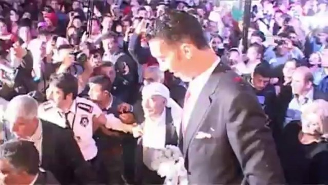 L'homme le plus grand du monde se marie