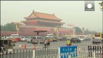 Auto brucia in Piazza Tienanmen a Pechino. Cinque morti, cause ignote