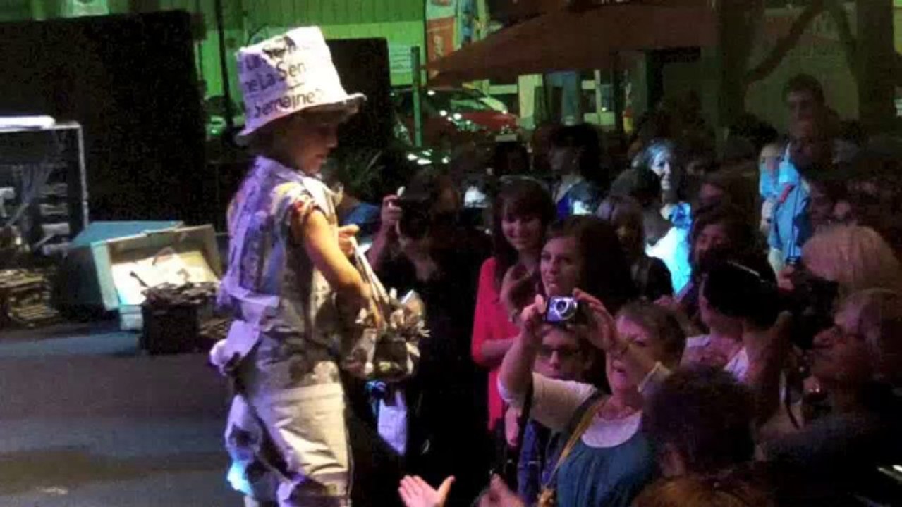 Tarbes - Vif succès du premier défilé de mode en papier journal