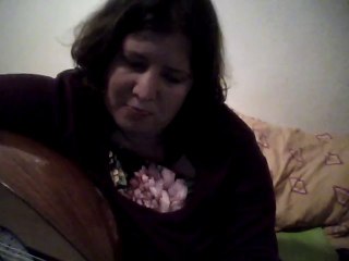 Contente de jouer sur un oud réparé!