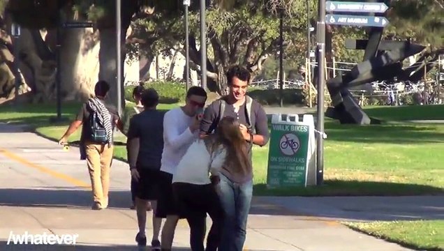 Jouer au Lazer Tag dans la rue en tirant sur les passants... Comme des gamins!
