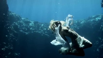 Hannah Mermaid avec une baleine à bosse.