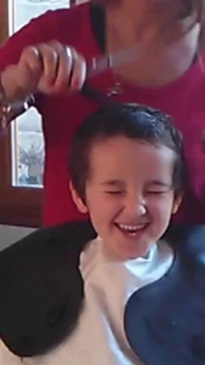 Louis se fait couper les cheveux !