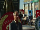 CHP Sakarya Kent meydanında bulunan Atatürk anıtına çelenk bıraktı