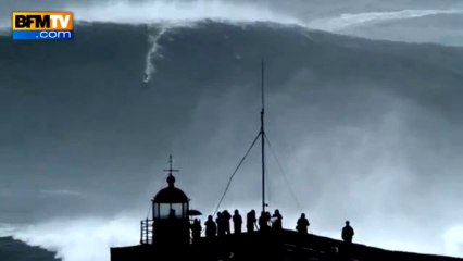 Portugal: une surfeuse prise au piège d'une vague géante - 29/10