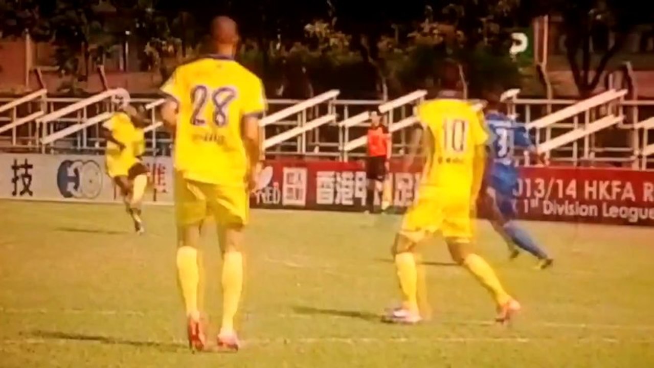 Passe de la tête, amorti de la poitrine, et bicyclette !