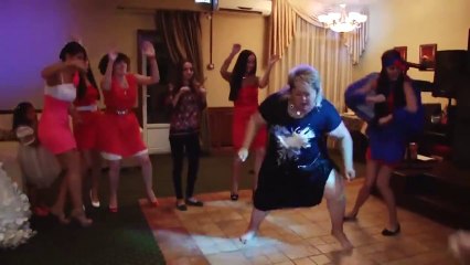 Dándolo todo en la boda (II)