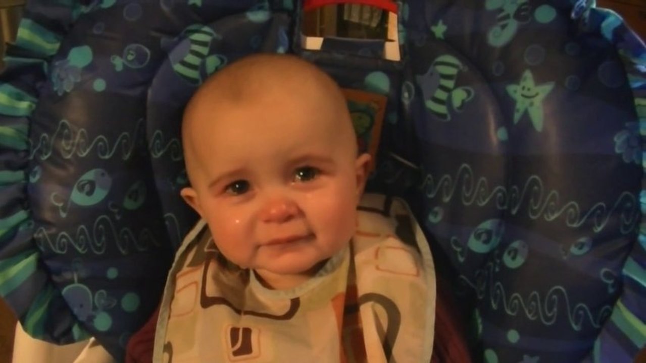 Le bébé le plus émouvant du monde... Il pleure à chaudes larmes quand sa maman chante!