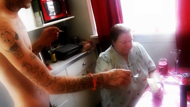 Mamie de 60 ans fait le défi de la cannelle #FAIL