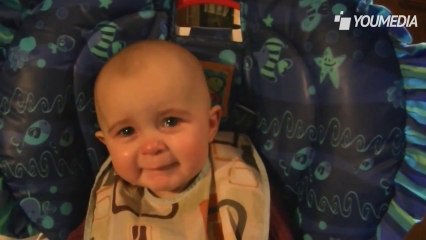 La mamma canta e lui si emoziona e piange dalla felicità