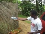 Il boit 4 litres d'eau et la ressort sous pression : Liberian Water Man