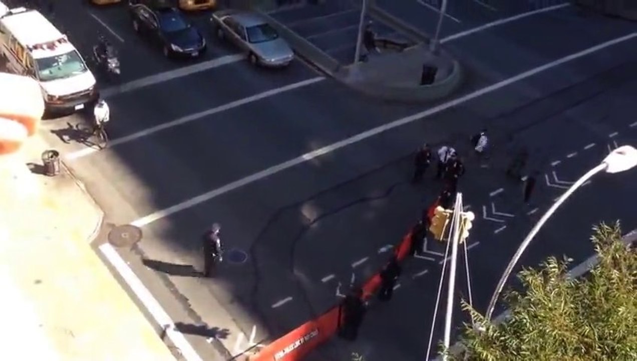 Stoper un Rassemblement de Skateurs : Broadway Bomb - Benny Hill Style - Flic ridicule.