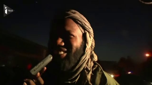 Premières images des otages d'Arlit libres