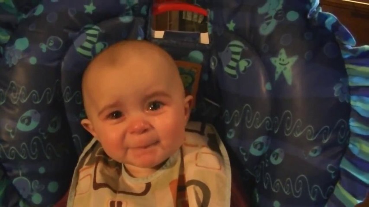 BEBE QUI PLEURE CAR SA MAMAN CHANTE !! A VOIR !!