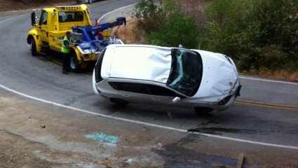 Camion de dépannage vs Mazda 3 #Fail