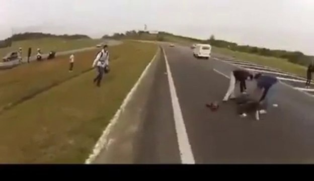 Un motard rate son virage et fini couché sur l'autre voie de l'autoroute. Dangereux.