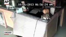 Un gars tente de voler un IPad sur un comptoir de pizzeria... FAIL!!!