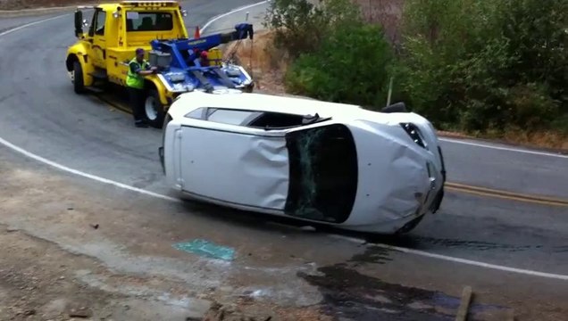 Double accident... La voiture finit dans le ravin!!! Trop Bon!!